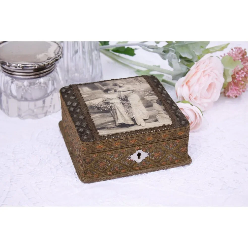 Vintage jewelry box 2 pretty flower girls, French brocade ribbon covered trinket - Picture 3 of 9